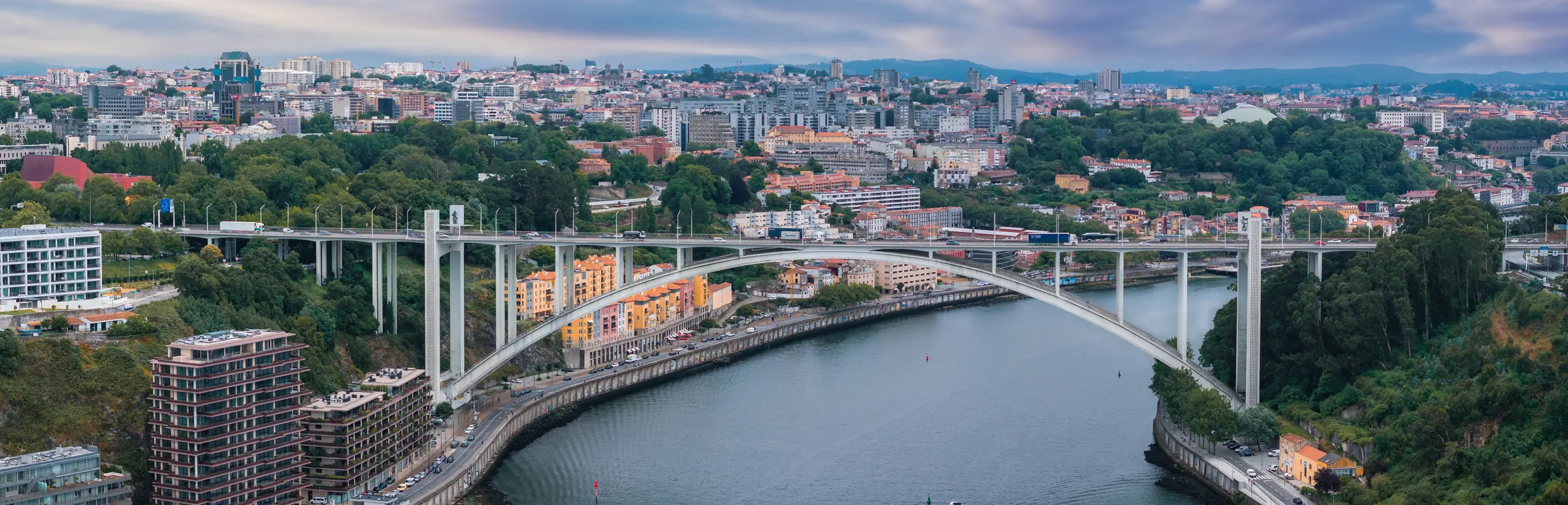 Vista aérea da Ponte da Arrábida sobre o rio Douro