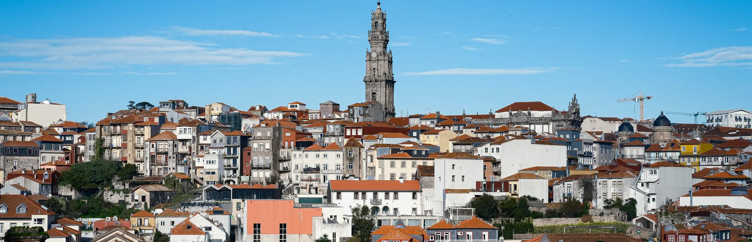 Telhados do centro histórico do Porto com a Torre dos Clérigos