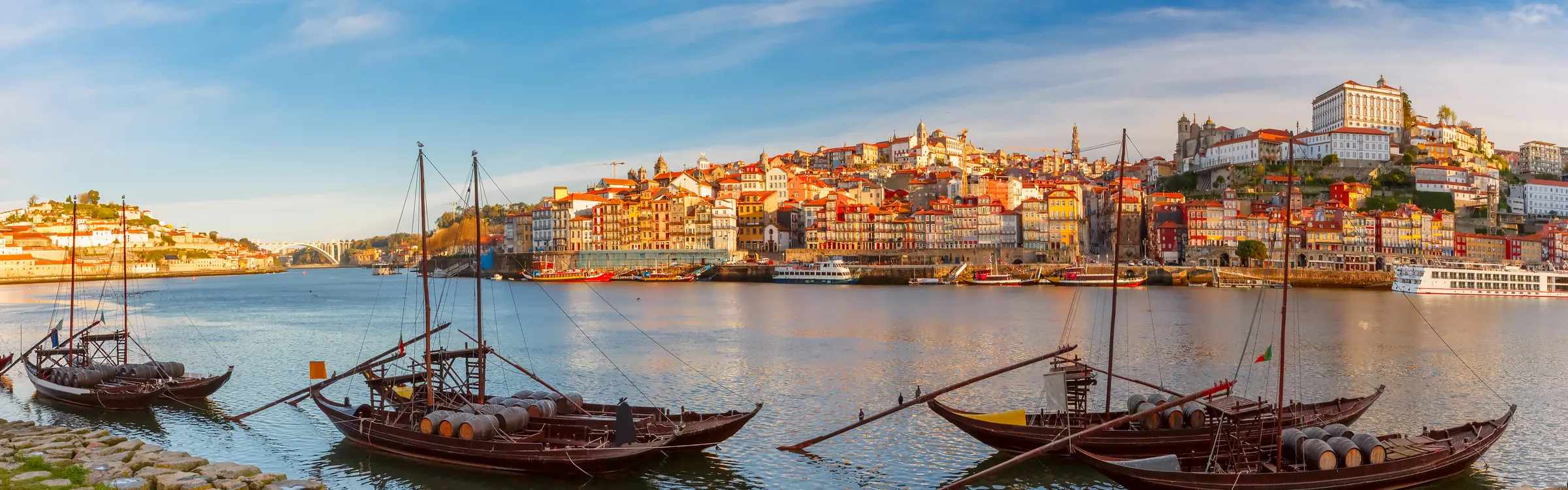 Barcos rabelos no rio Douro, com a Ribeira do Porto ao fundo