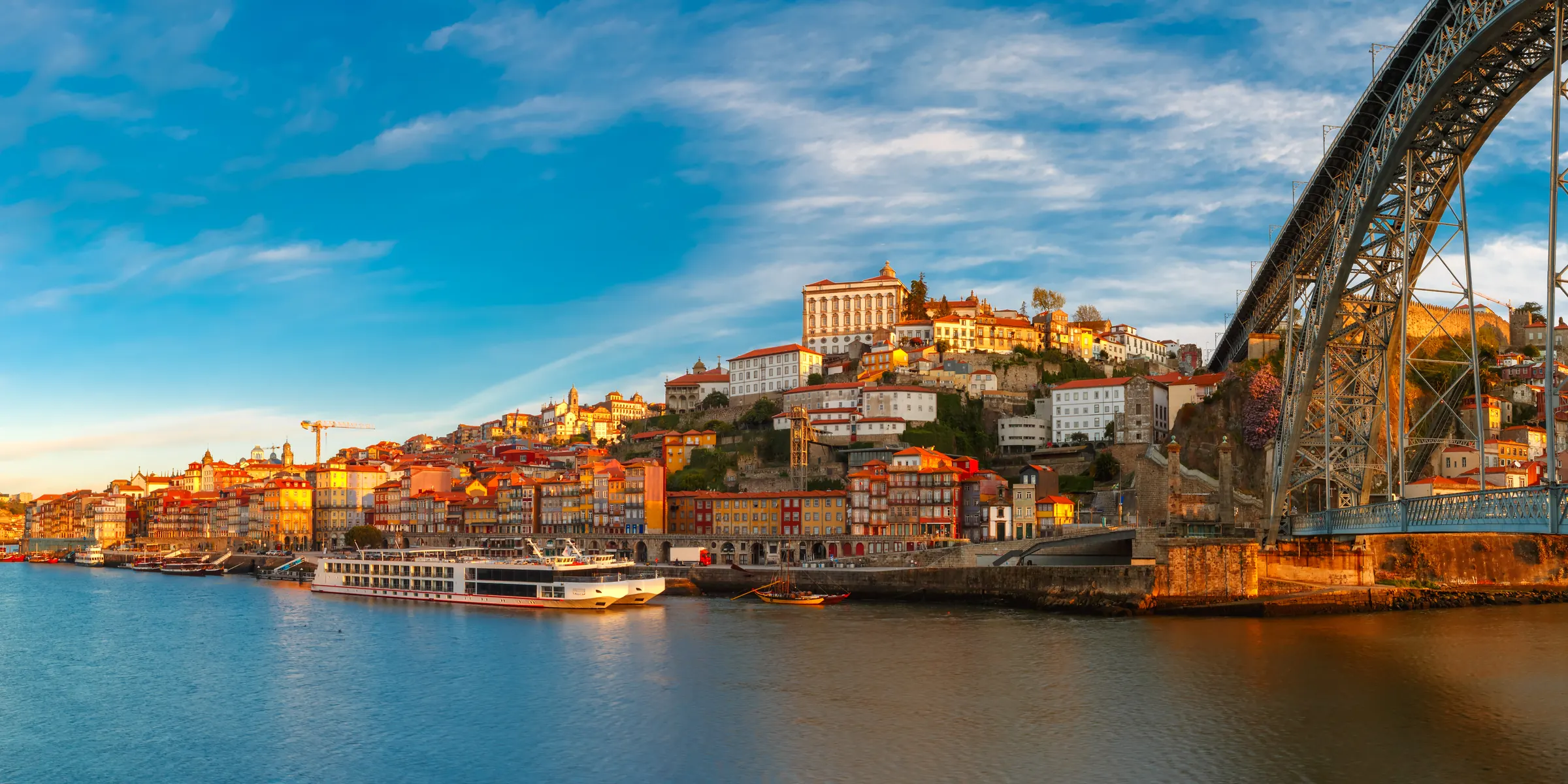 Ribeira do Porto e Ponte D. Luís I ao fim da tarde, vistas do rio Douro