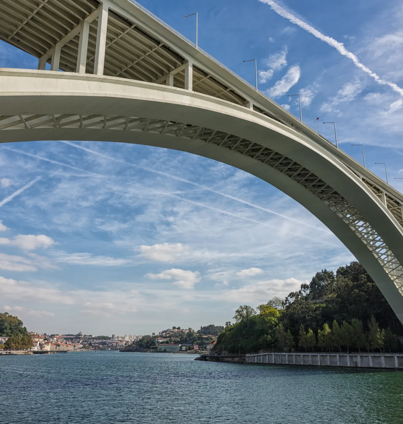 Arco de betão da Ponte da Arrábida sobre o rio Douro